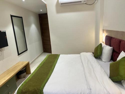 Deluxe Double Room image 9