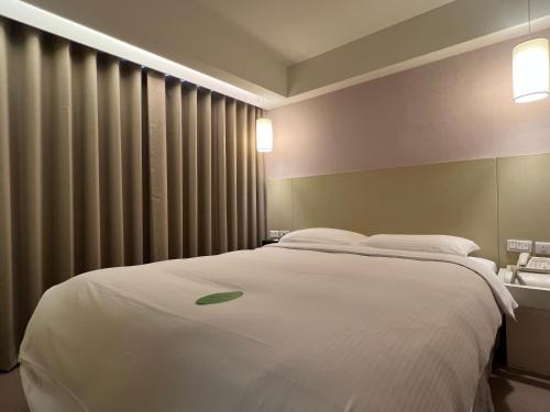 Standard Double Room image 3