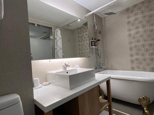Standard Double Room image 1