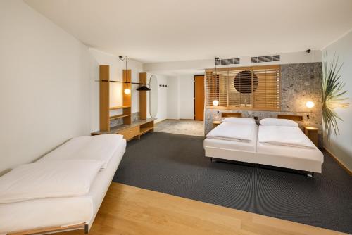 3 twin beds