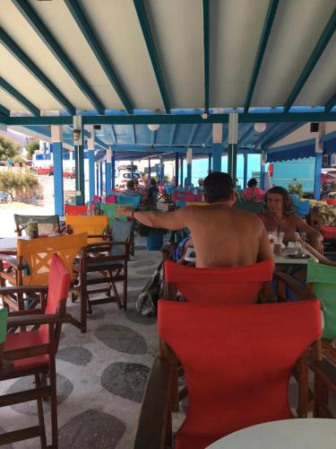 餐廳, Cozy Studio in Beautiful Apollonas Beach Naxos in 阿波羅納斯