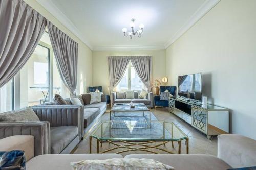 Fully Upgraded, Amazing 3 plus maid at the Palm