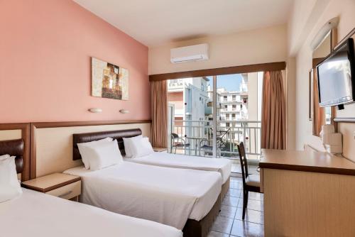 1 double bed, 1 twin bed