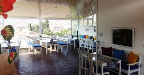 Shared lounge/TV area, Urkmez Hotel in Selcuk