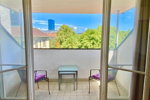 Bright and quite Appartment with Balcony & Skylines View, Kitchen,Bath,Wifi, Fan, Basel (Foto 3)