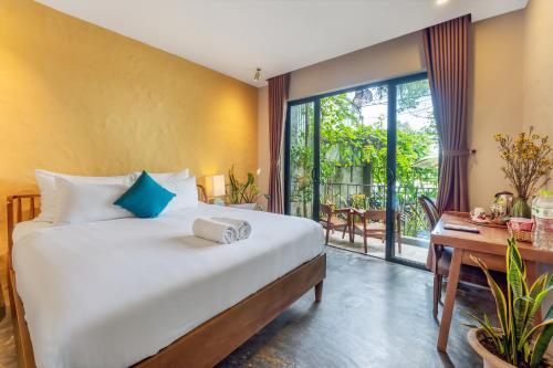 Deluxe Double Room with Balcony image 5