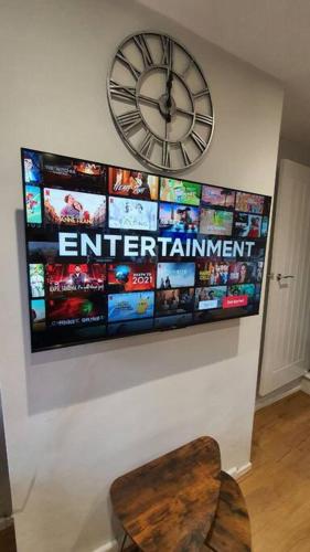 Contractors-City Centre-Parking-Sleeps 9 -Smart TV, 2 Bathrooms!