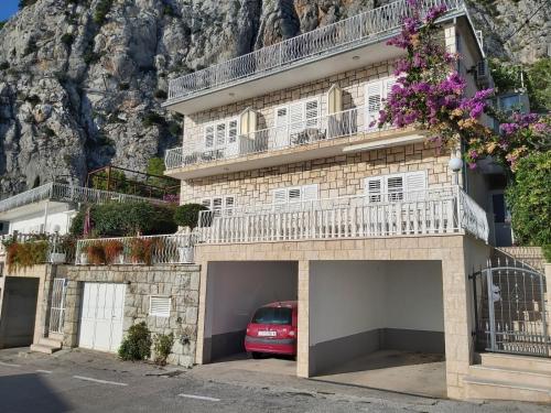 Apartment in Omiš with sea view, balcony, Wi-Fi (161-3)