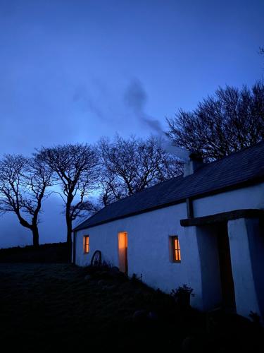 Thistle Thatch Cottage and Hot Tub - Mourne Mountains gîte à louer Kilcoo