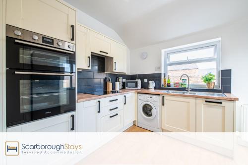 Hampton House - Lovely and Spacious 2 Bedroom Apartment - WITH FREE PARKING in Scarborough