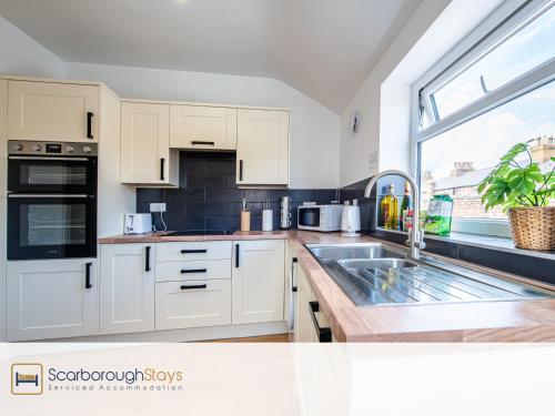 Hampton House - Lovely and Spacious 2 Bedroom Apartment - WITH FREE PARKING in Scarborough