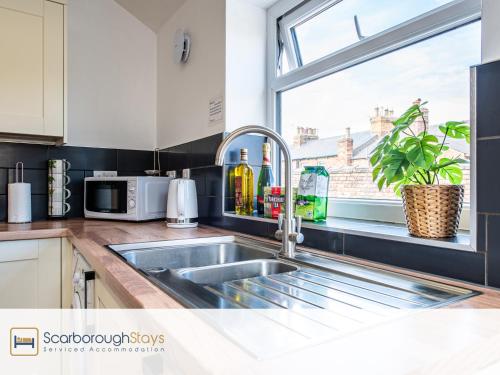 Hampton House - Lovely and Spacious 2 Bedroom Apartment - WITH FREE PARKING in Scarborough