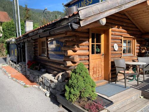 kleine Blockhütte Ried im Oberinntal