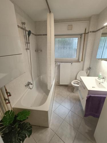 Shower, Geraumige helle Wohnung im grunen Taunus mit Privatparkplatz in Schlangenbad