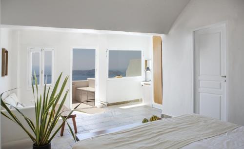 Santorini's Balcony Art Houses - image 9