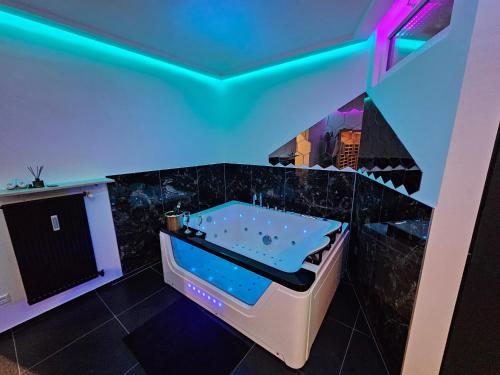 Гидромассажная ванна, Magnifique Suite Spa Luxembourg in Дифферданж