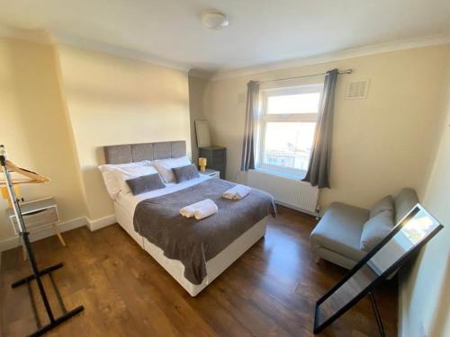 2 Bedroom Apartment 2 Min Walk to Station - longer stays available - Gravesend