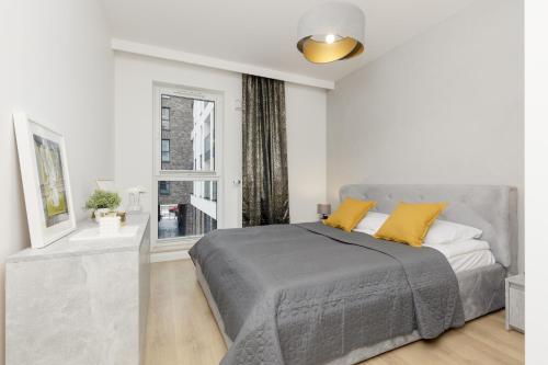 White & Gold Marble Apartment Łódź Fabryczna by Noclegi Renters - Łódź