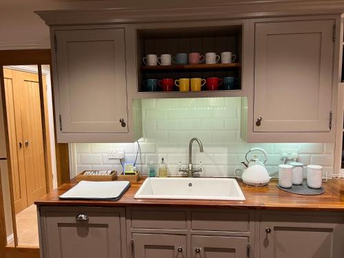 Sunnyside, Bath – 3 Bedroom Cottage With Parking in เคลส์ตัน