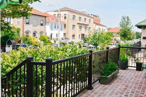 Pura Vida at Long Beach, second story apartment with private entrance in Long Beach, USA