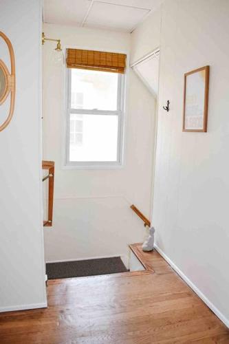 Pura Vida at Long Beach, second story apartment with private entrance in Long Beach, USA