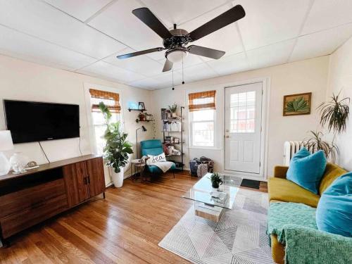 Pura Vida at Long Beach, second story apartment with private entrance in Long Beach, USA