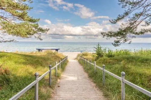 Villa Strandidyll Ap 10, Balkon mit Meerblick, Strandkorb in Binz, Deutschland