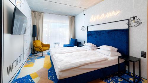 2 twin beds, 1 sofa bed