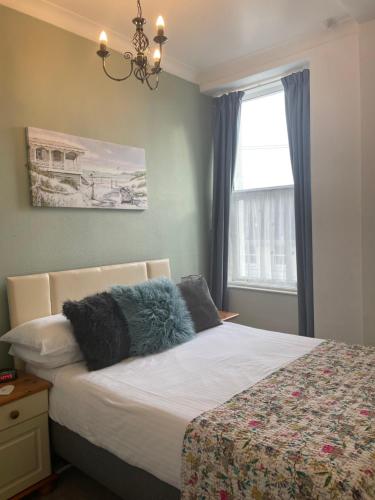Babbacombe Palms - image 2