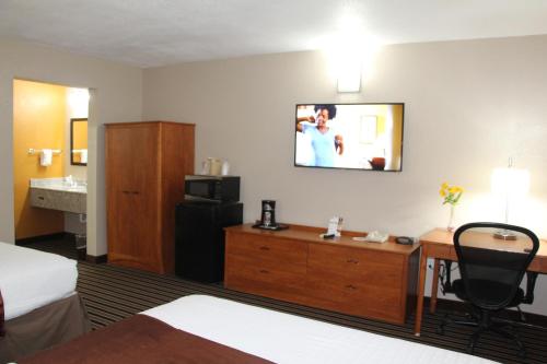 Westbridge Inn & Suites