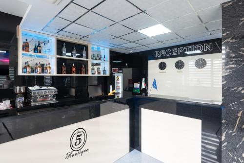 Hotel Boutique 5 - Free parking - Free breakfast - Free internet - EVSE, Sofia (Foto 2)