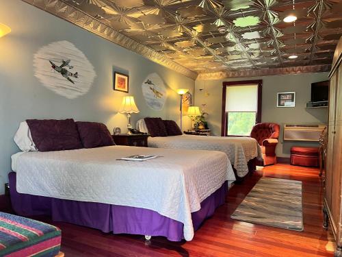 1 queen bed, 1 double bed