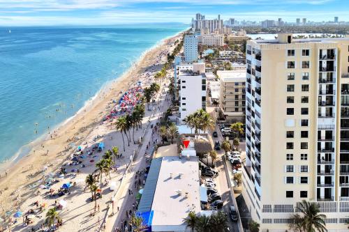 Beach Efficiency - Hollywood Beachfront and Broadwalk in Hollywood, USA