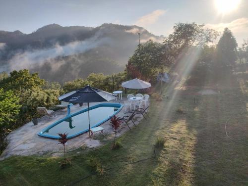 CHÁCARA DOMINGOS MARTINS - SANTO GRAAL - Montanhas, Corredeiras, Piscina, Natureza e Paz