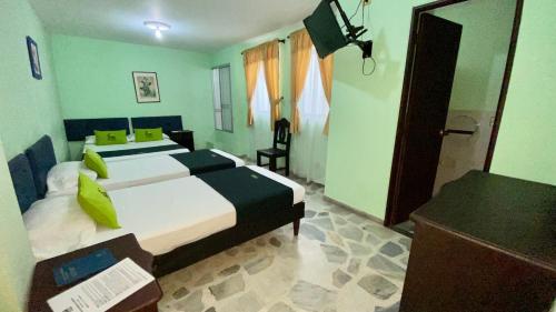 1 double bed, 2 twin beds