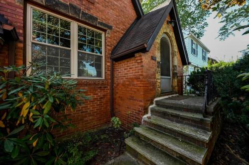SuperHost PLUS ~ Designer Inspired Boynton Bungalow in Cleveland Heights, USA