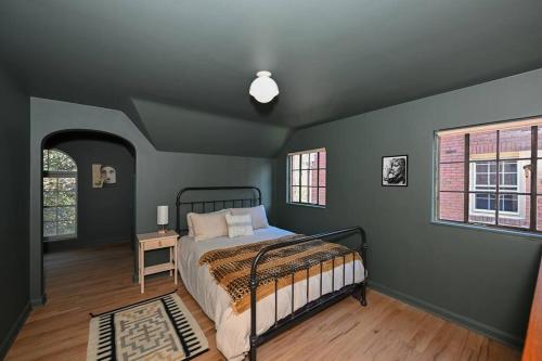 SuperHost PLUS ~ Designer Inspired Boynton Bungalow in Cleveland Heights, USA