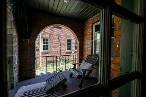 SuperHost PLUS ~ Designer Inspired Boynton Bungalow in Cleveland Heights, USA