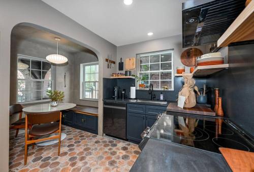 SuperHost PLUS ~ Designer Inspired Boynton Bungalow in Cleveland Heights, USA