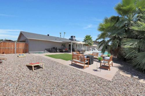 Oasis on 12th - 3 Bed with Pool ,BBQ & Fire Pit