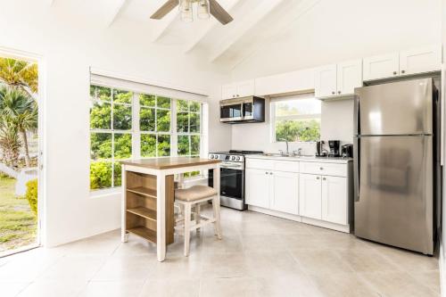 NEW Tropical Bottle Creek Stay Beach 5 min Drive