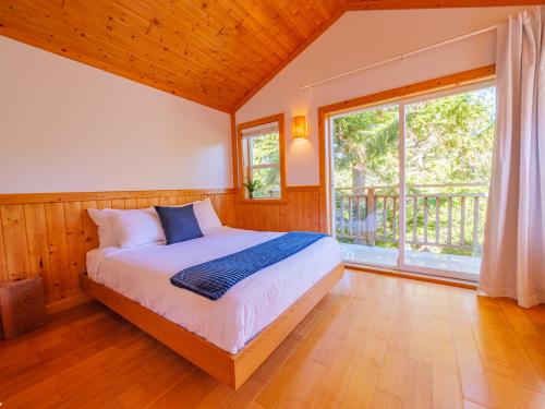 The Perch Modern 2 Bed Cabin with Patio and Hot Tub in อูคลูเล็ต (BC)