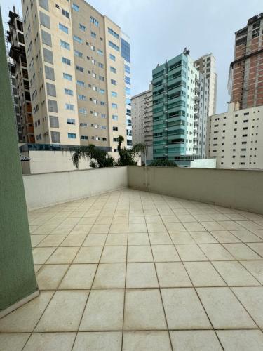 Apartamento com 3 suítes a 300 metros da praia em edifício com piscina