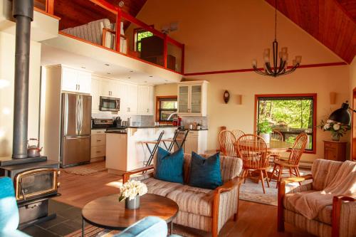 The Overlook, Luxury Lakeside Home with Dock, Harrison Hot Springs (foto 10)
