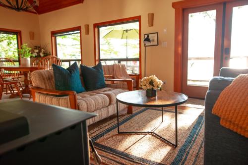 The Overlook, Luxury Lakeside Home with Dock, Harrison Hot Springs (foto 9)