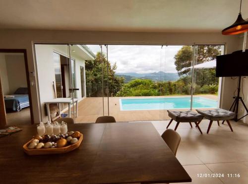 Quiosque com piscina e vista