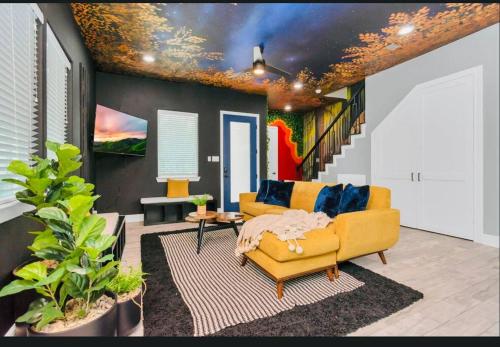 CAMP OUT - Big Backyard W/HotTub - 5mins To Downtown in Houston, USA