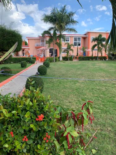 . flaminghouseandhotel cayes