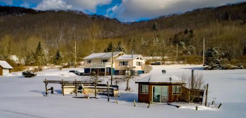 The Maples - Hot tub! Amazing views, pets welcomed - Ellicottville