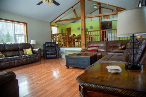 The Maples - Hot tub! Amazing views, pets welcomed in Ellicottville, USA